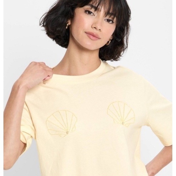 Future Collective Women's Short Sleeve Seashell Beaded T-Shirt Medium Cream NWT - Picture 2 of 3